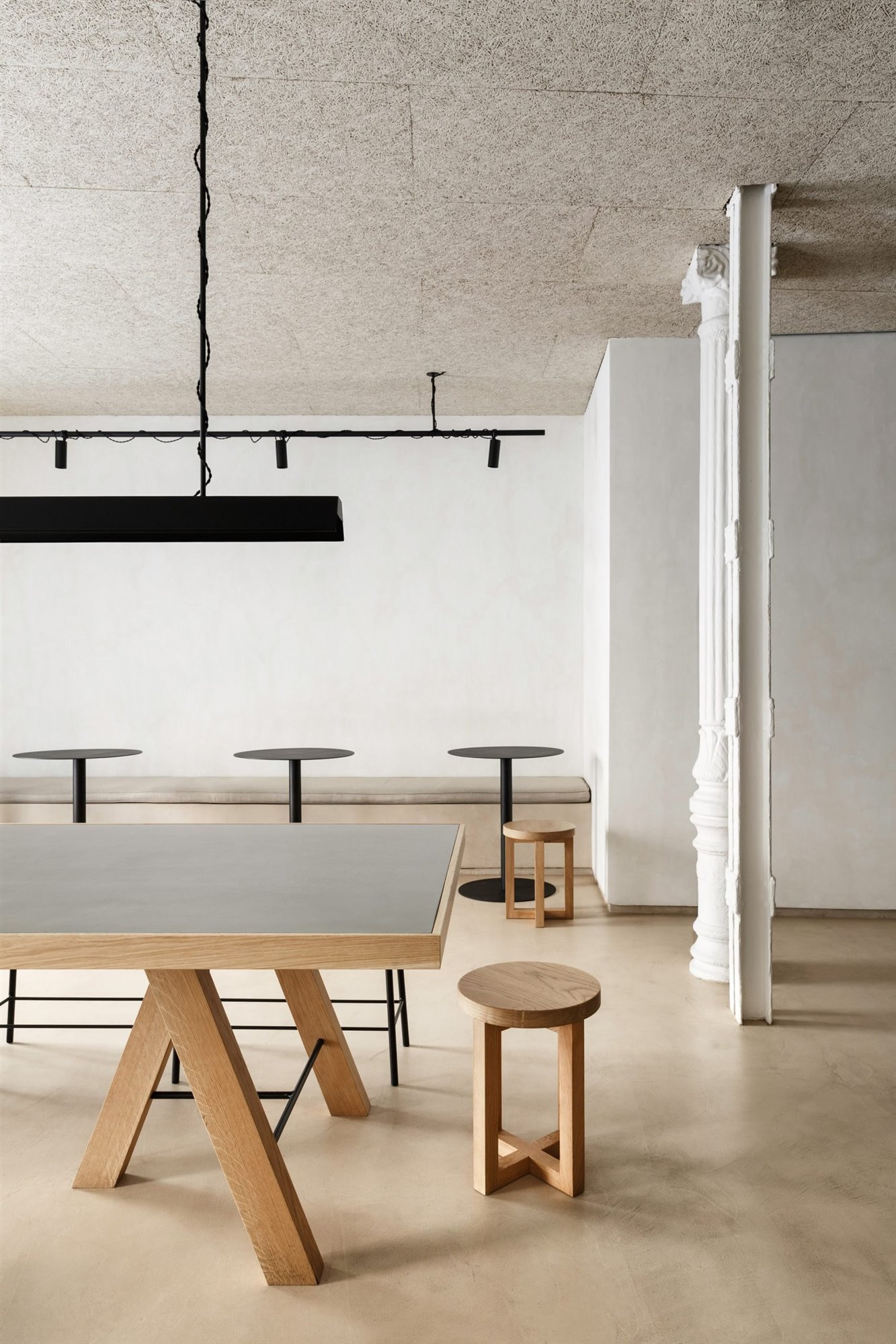 Restaurante Zuppa en Madrid con mesillas de madera y estructura de hormigon