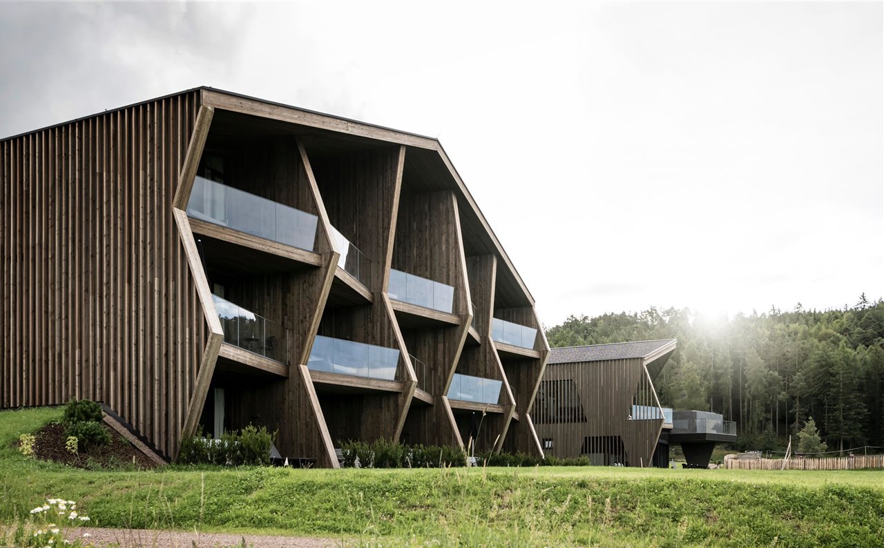  El estudio de arquitectura utilizó madera local para revestir los dos nuevos edificios, con formas a dos aguas que parecen haberse roto para revelar balcones y terrazas.