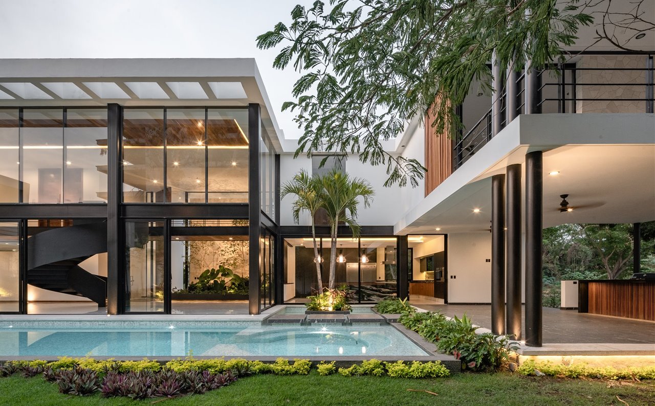 Construida en Colima (México), bajo un clima tropical-húmedo, la casa se abre y se vive completamente al exterior. 