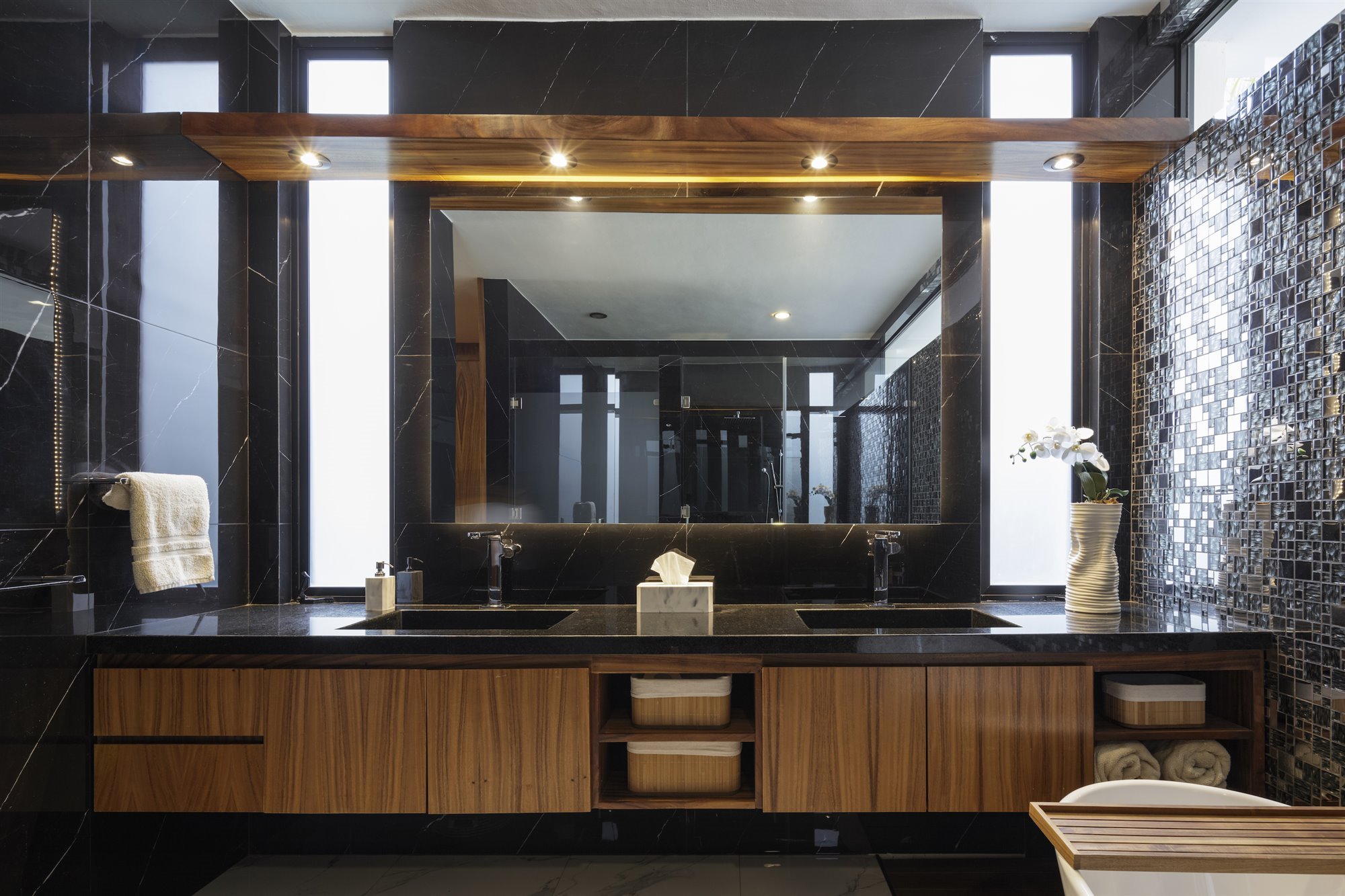 0cuarto de baño mármol negro casa del agua