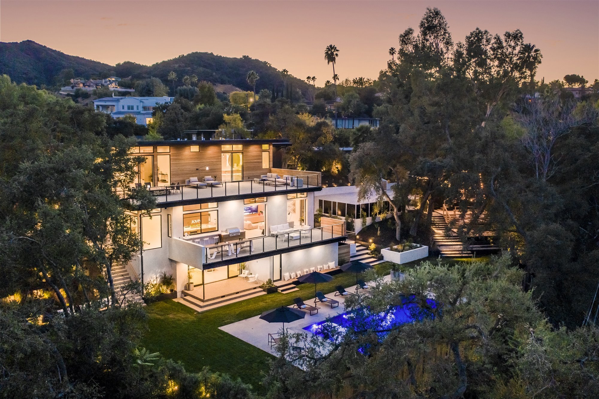 Casa moderna del actor de Modern Family Jesse Tyler Ferguson en Encino los Angeles vistas a la piscina