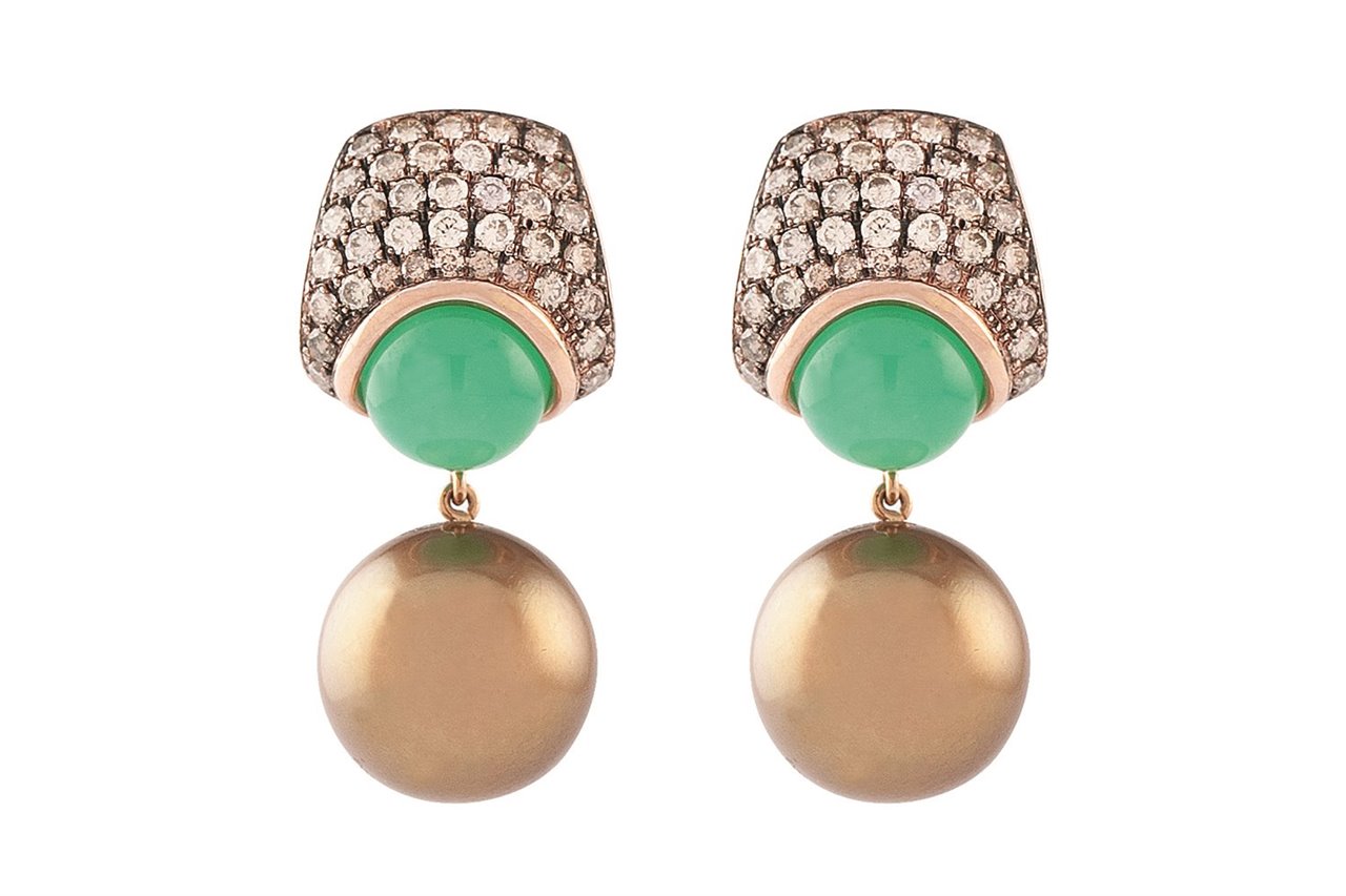 Pendientes Caramelo menta de oro rosa bañado en rodio negro con pavé de diamantes brown, perlas chocolate y cuentas de crisopasa.
