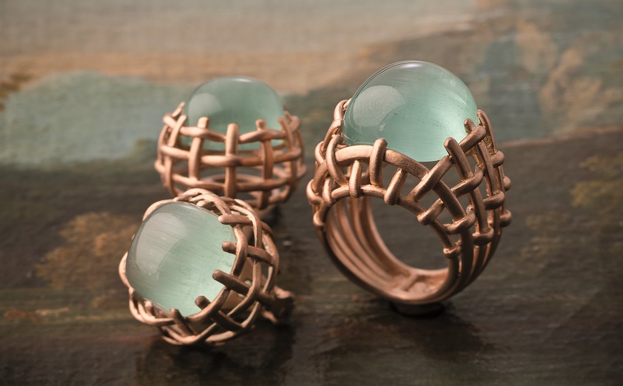 Sortija Cesta, de oro rosa y aguamarina, con un diseño inspirado en la cestería tradicional.