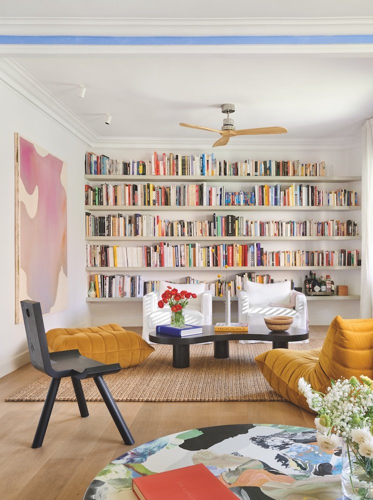 Casa del interiorista Juan Moreno en Barcelona salón con librería
