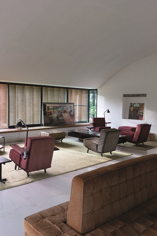 El gran salón fue concebido por Ricardo Gomis como sala de conciertos. Ingeniero de profesión, él mismo diseñó las instalaciones técnicas. Al fondo, un cuadro de la casa de la artista Bea Sarrias.