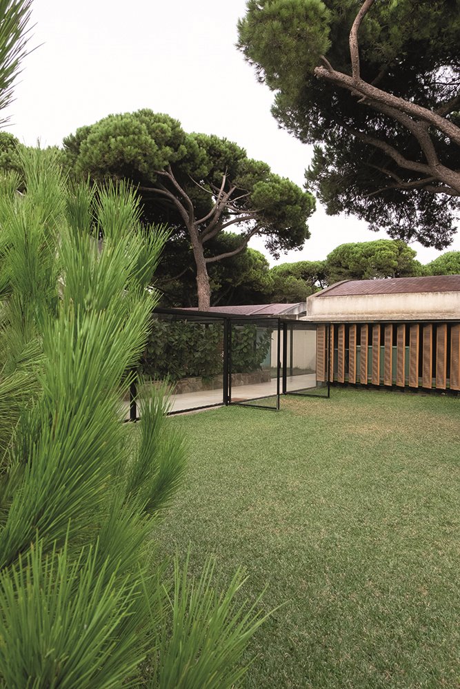 Encargada en 1949, la vivienda no se concluyó hasta 1963 porque en aquella época Antoni Bonet (1913-1989) vivía en Argentina. Para la supervisión de las obras, Bonet contó con el apoyo del arquitecto Emilio Bofill.