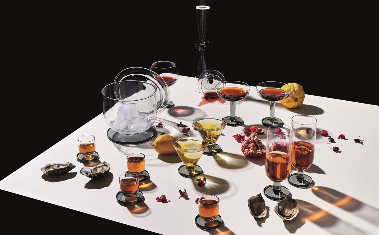 La colección de vidrio soplado Puck incluye vasos de agua, copas de champán, copas de balón para combinados, copas de cóctel y vasos de chupito, además de un decantador y una cubitera.