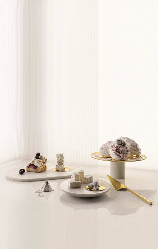 La colección Stone incluye piezas para preparar comida o servirla, además de luminarias y portavelas. Todas ellas están realizadas con mármol Morwad y completadas con utensilios y platillos auxiliares de bronce.