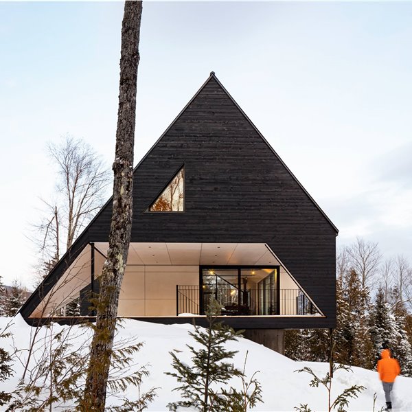 Esta cabaña con vistas al río y salón abierto es perfecta para la escapada de invierno más auténtica