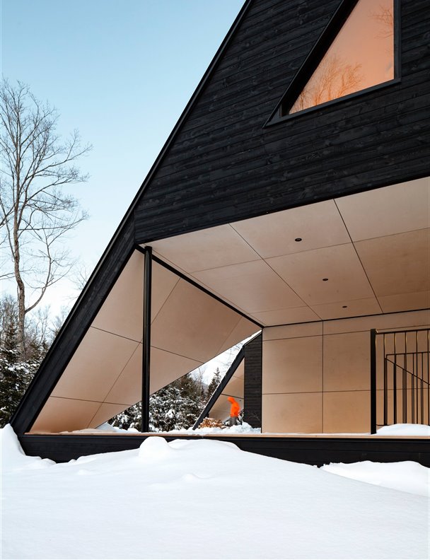 Esta cabaña con vistas al río y salón abierto es perfecta para la escapada de invierno más auténtica