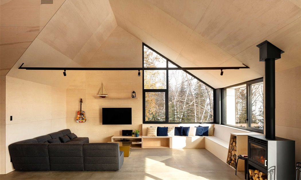 Esta cabaña con vistas al río y salón abierto es perfecta para la escapada de invierno más auténtica