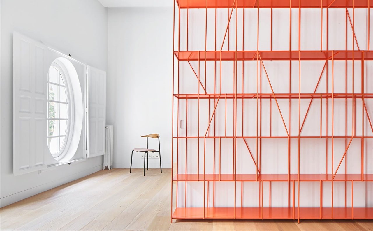 Casa P82, por Lucas y Hernández Gil, con una estantería como separador