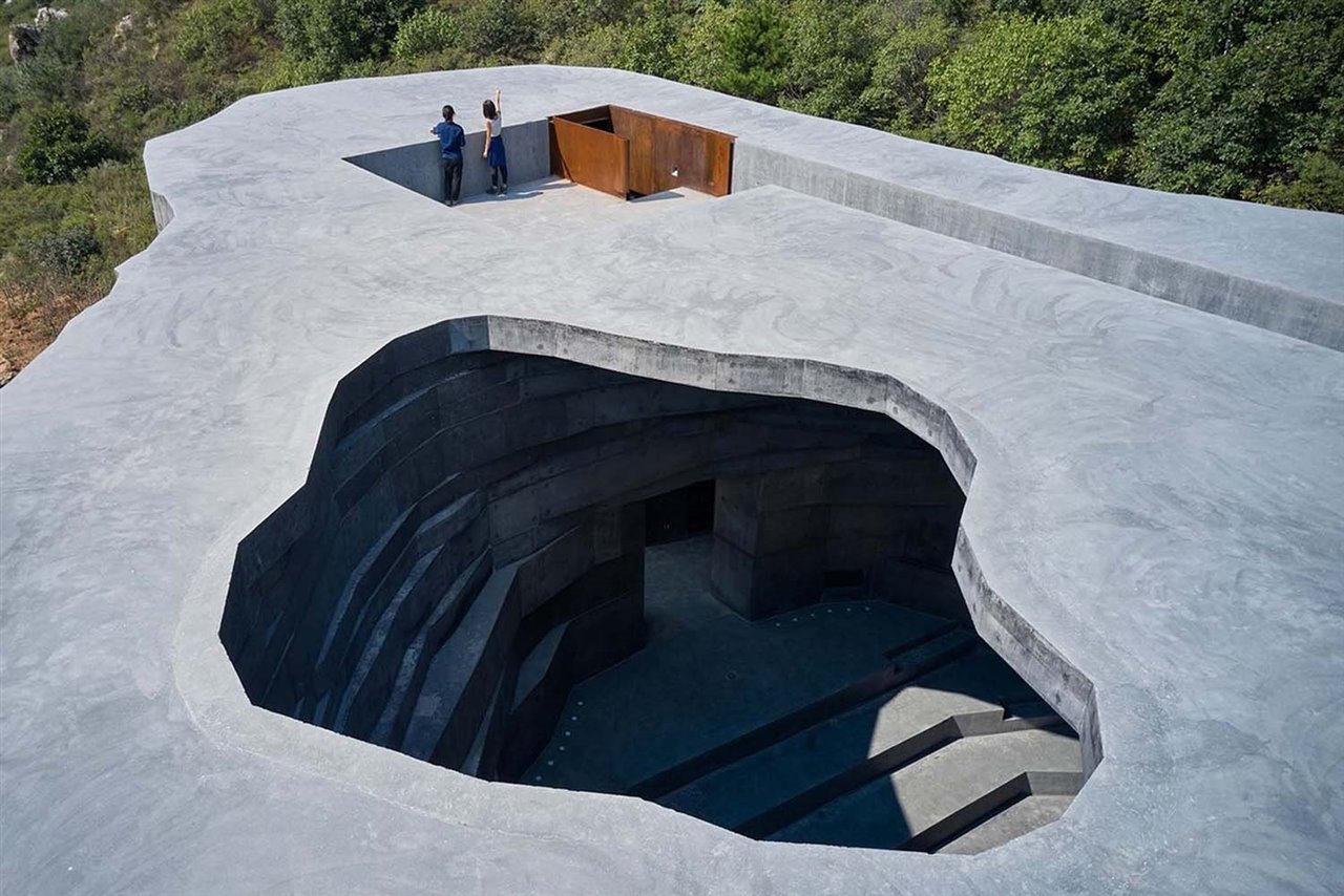 Las escaleras serpenteantes atraviesan el edificio hasta una plataforma en la azotea que ofrece vistas panorámicas del valle y la Gran Muralla China.
