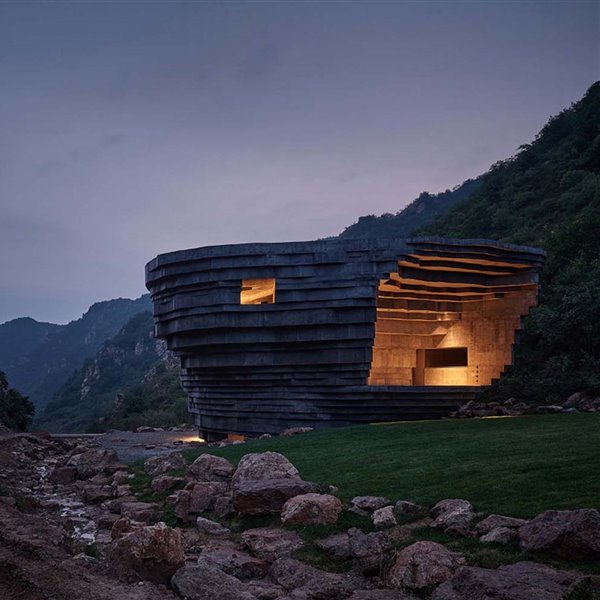 Un enorme monolito caído en mitad del bosque es en realidad una sala de conciertos