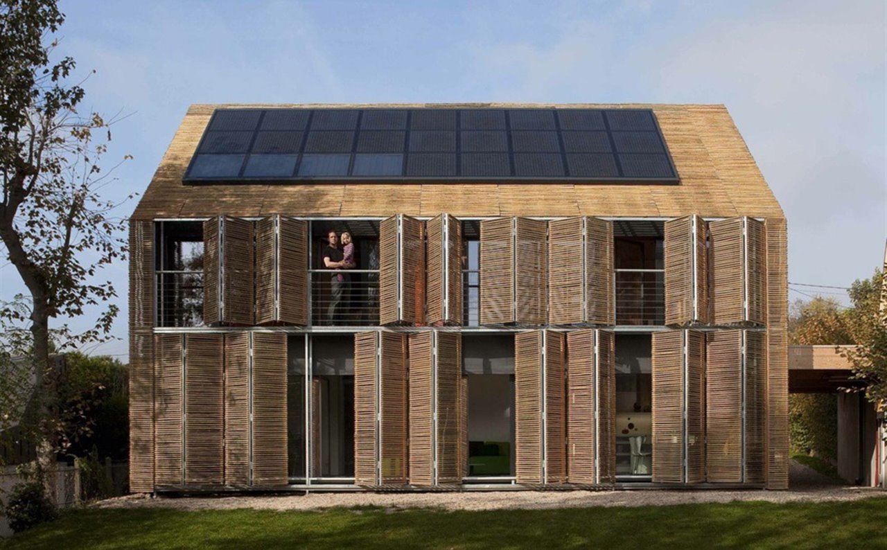 picea basa su funcionamiento en el aprovechamiento de la energía del sol para generar electricidad, con la que a su vez se produce hidrógeno a partir de agua. Casa pasiva de Karawitz Architecture
