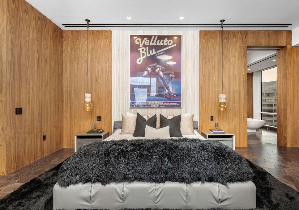 Piso del cantante The Weeknd en Wilshire Corridor dormitorio