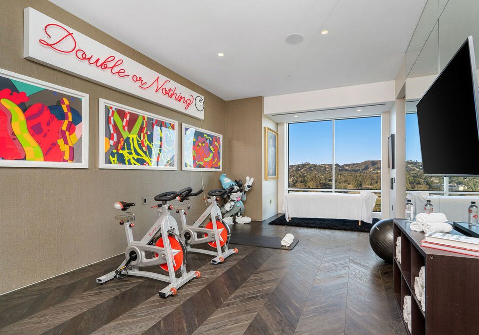 Piso del cantante The Weeknd en Wilshire Corridor gimnasio