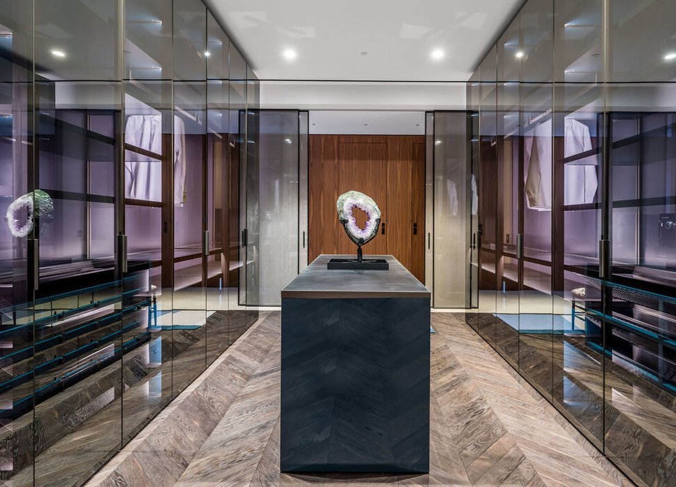 Piso del cantante The Weeknd en Wilshire Corridor vestidor