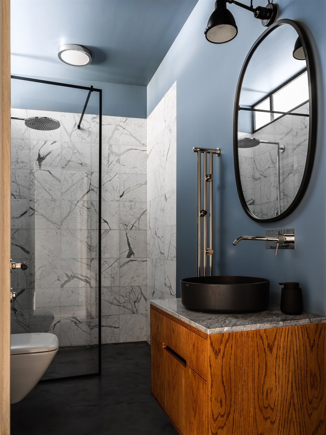 0 baño pared azul lavabo negro