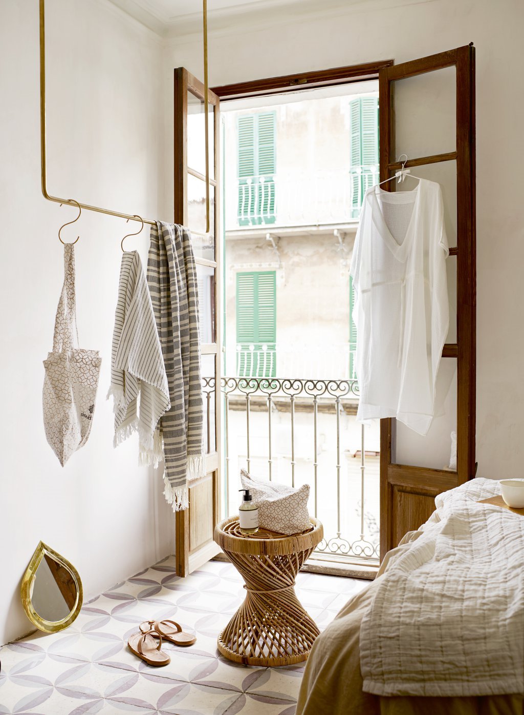 Dormitorio con ropa tendida