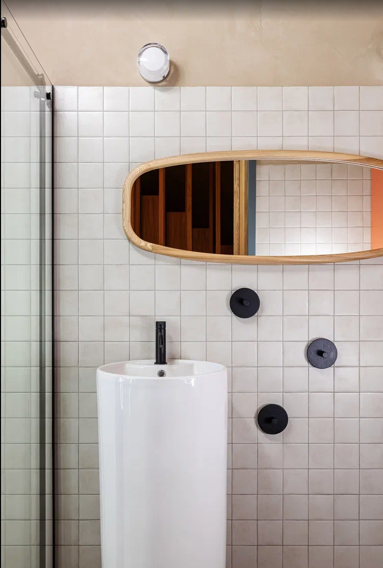 baño azulejos blancos