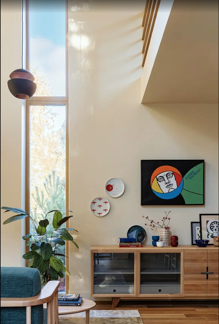 ventana vertical platos en pared