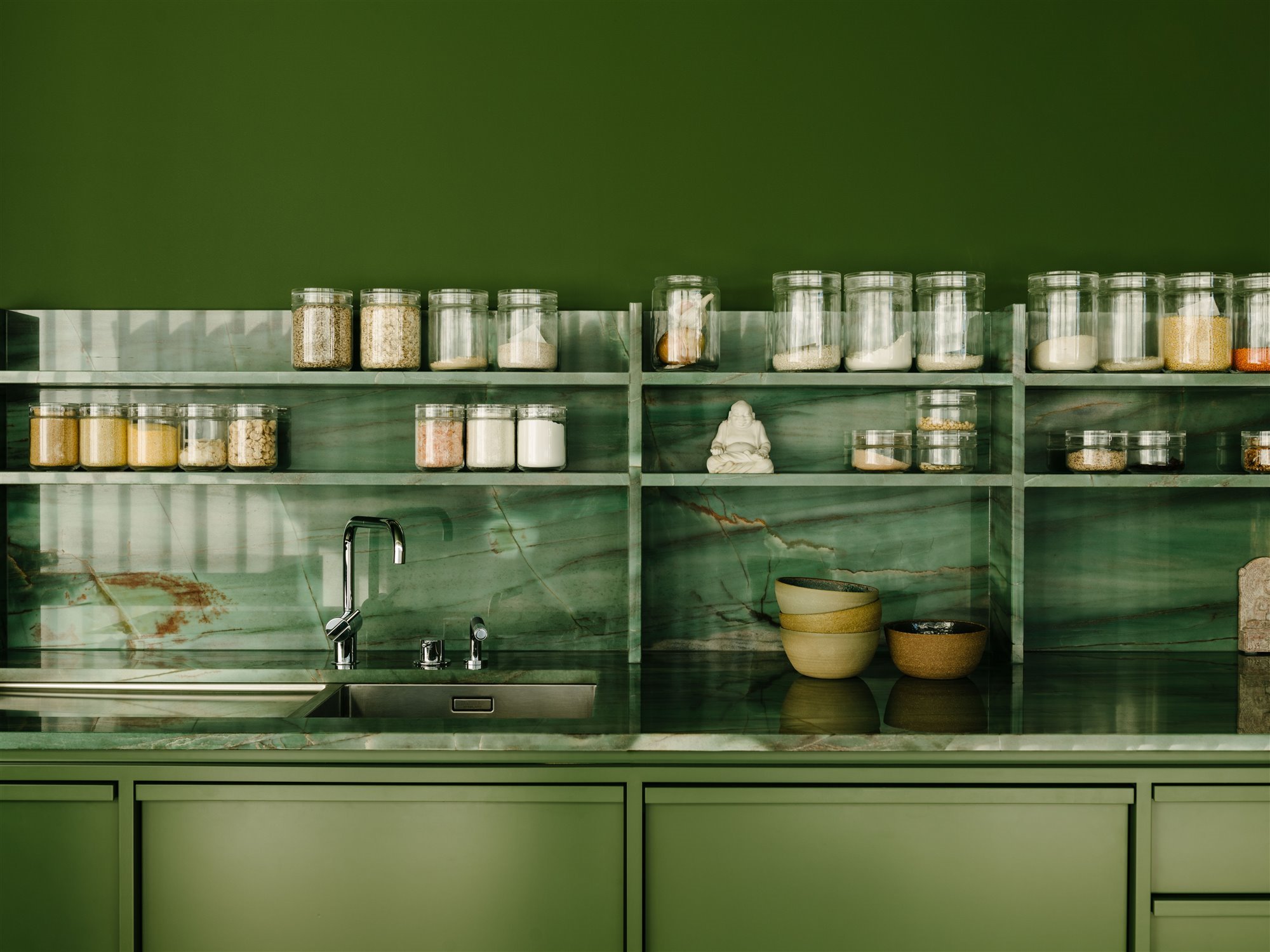 cocina verde con estantes. 20-07-Bouchestrasse-0974