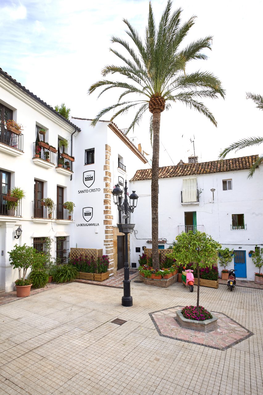 Apenas a dos minutos a pie se halla el Hotel Santo Cristo, en la plaza del mismo nombre. 