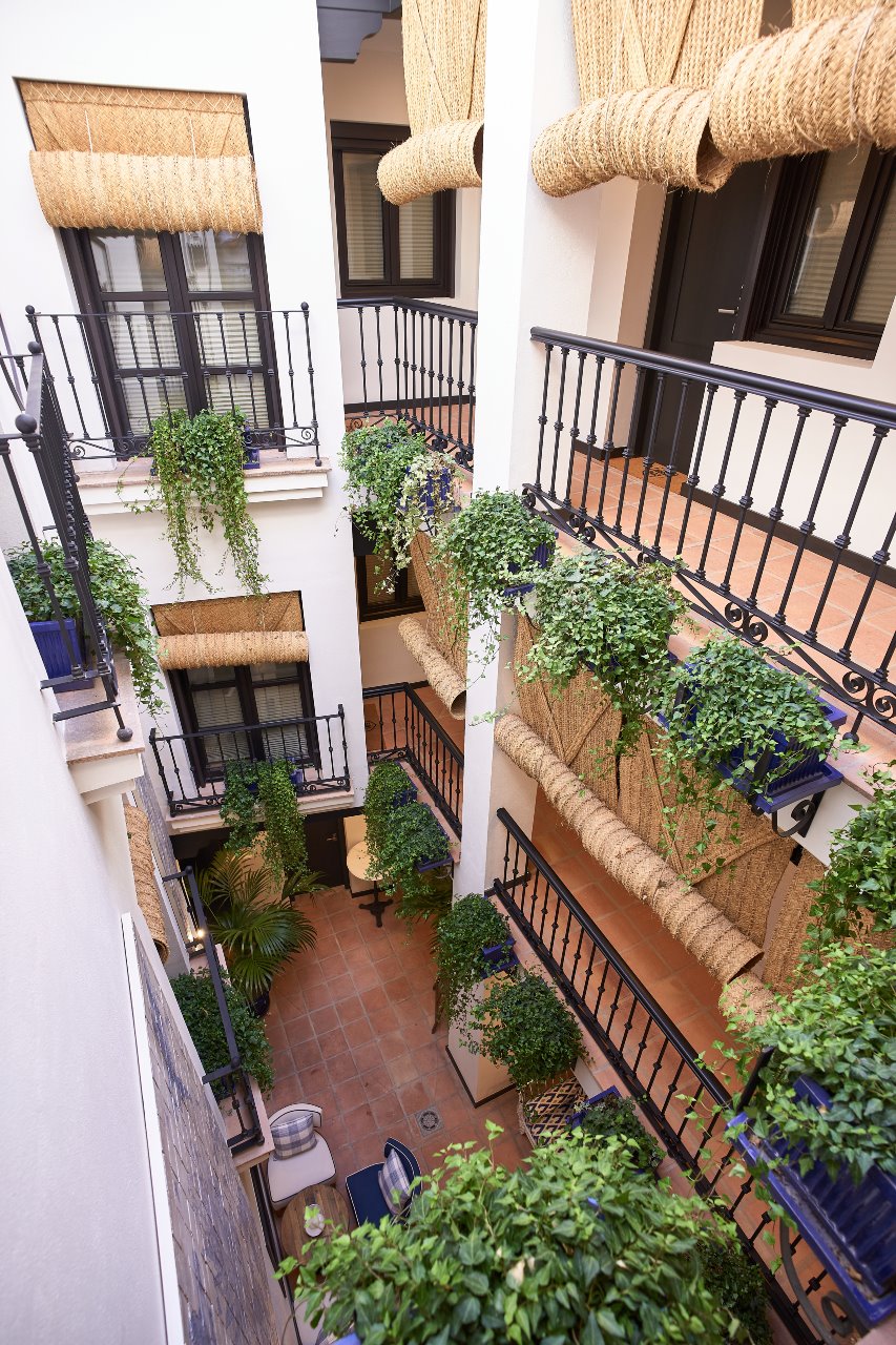 Las 15 habitaciones del Hotel Santo Cristo se articulan alrededor de un patio andaluz. 