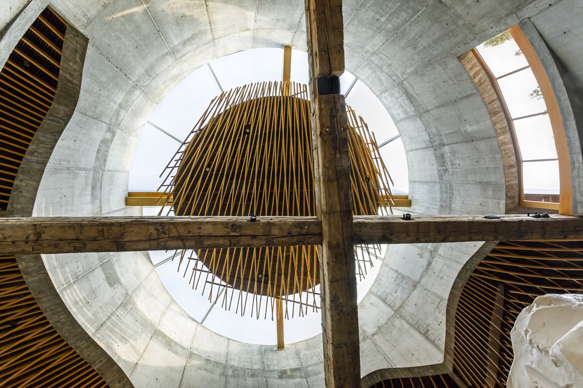  La claraboya central permite que la luz descienda sobre la zona del altar, cambiando su efecto en diferentes momentos del día.
