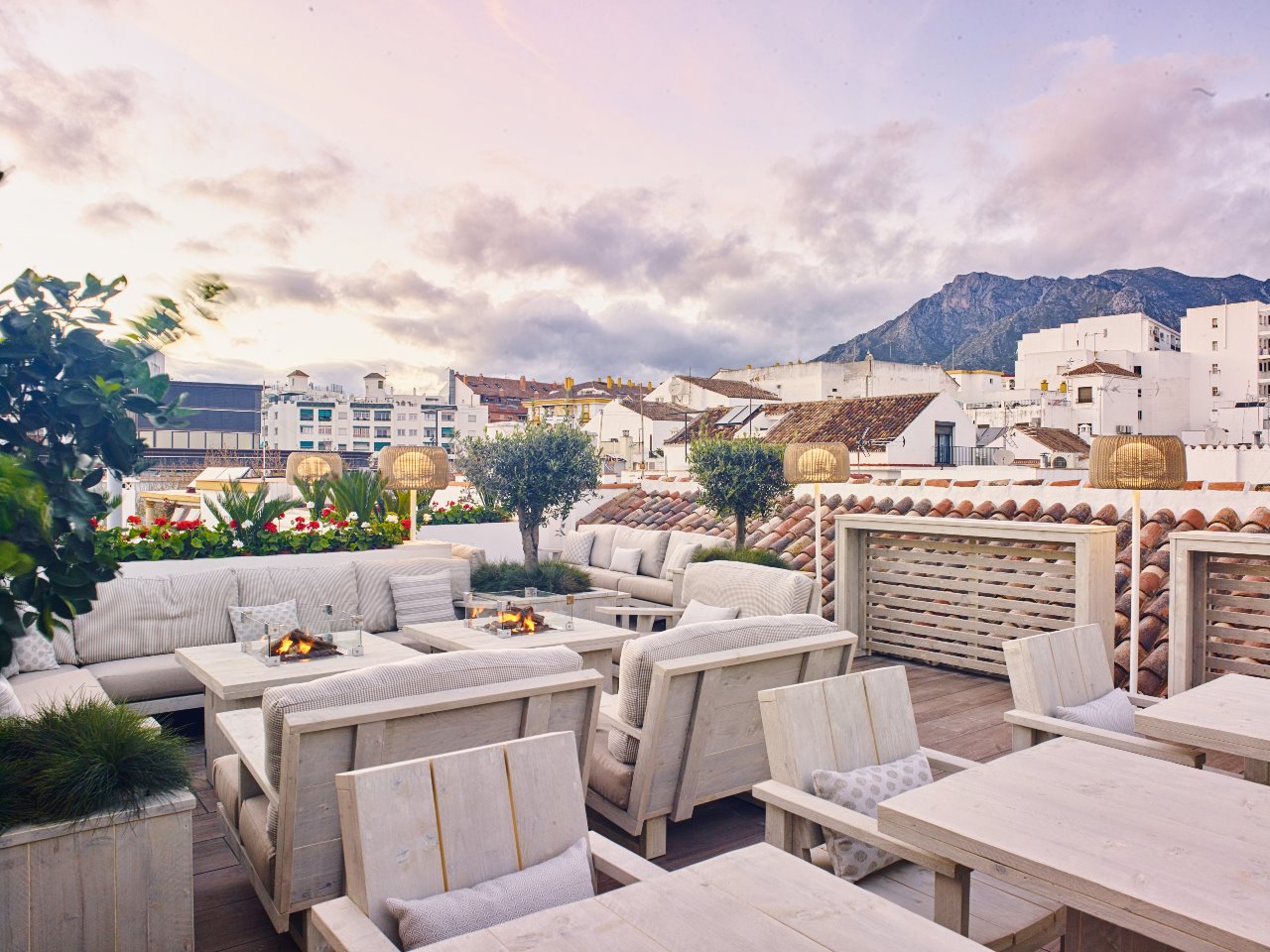 En su planta superior hay una terraza que permite disfrutar de unas vistas privilegiadas de Marbella. 
