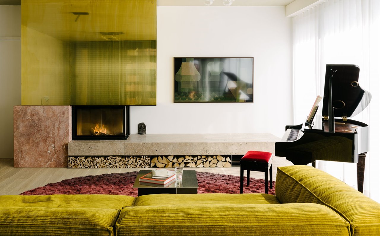 En el salón destaca la chimenea escultórica hecha con mármol, latón y placas de acero inoxidable. 