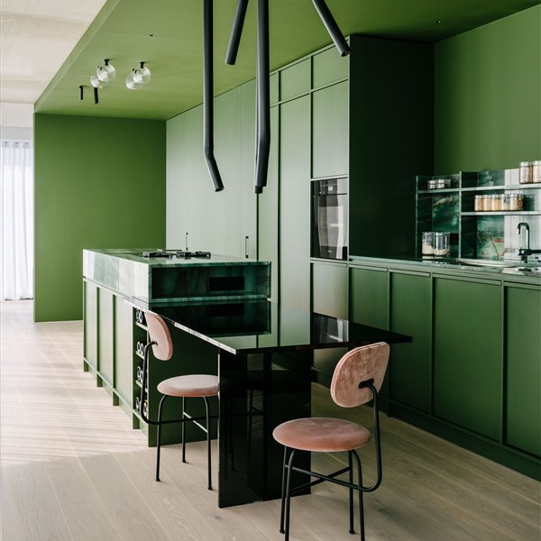 En este apartamento berlinés se vive en torno a una enorme caja verde