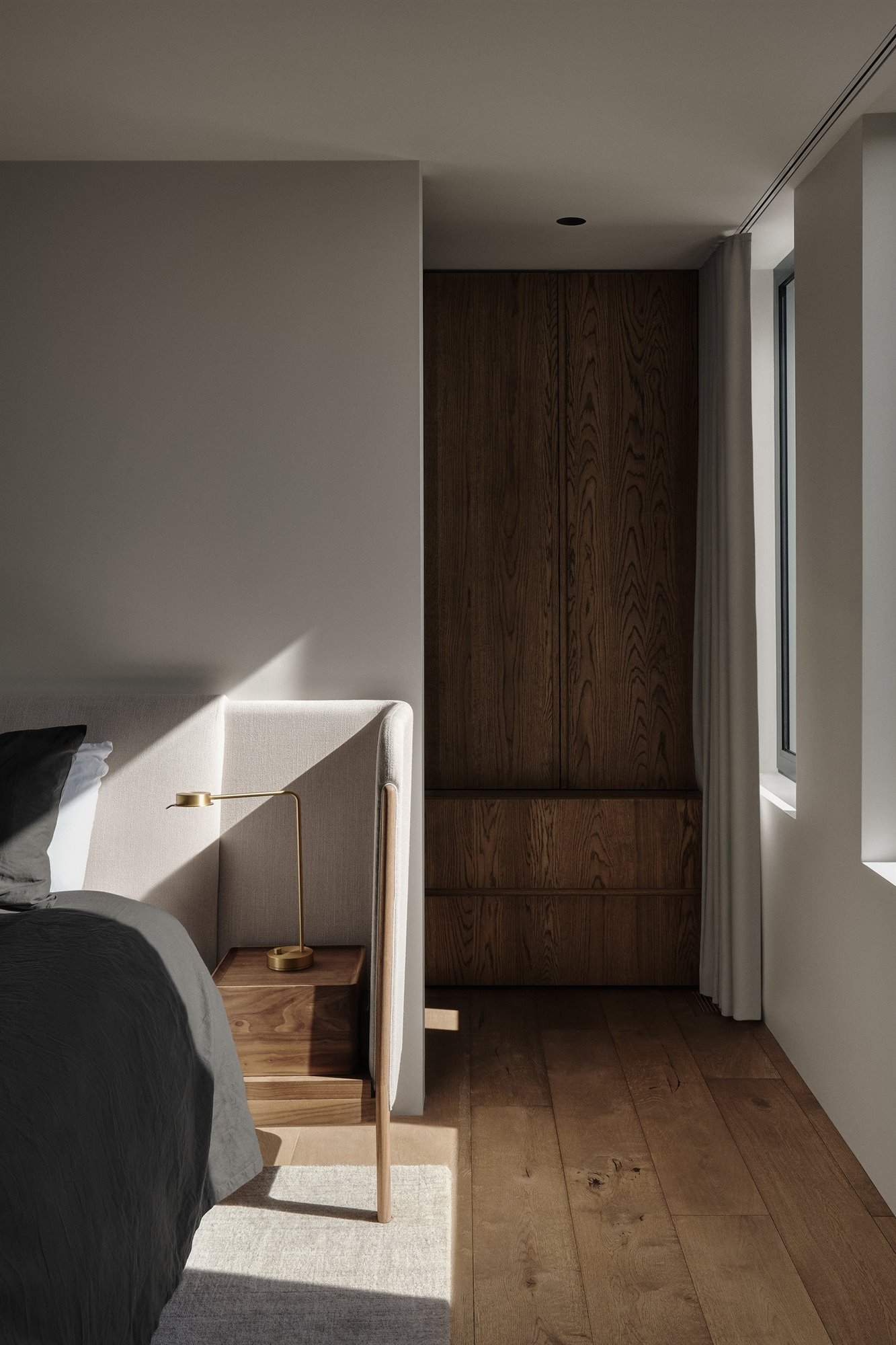 cama y armario de madera