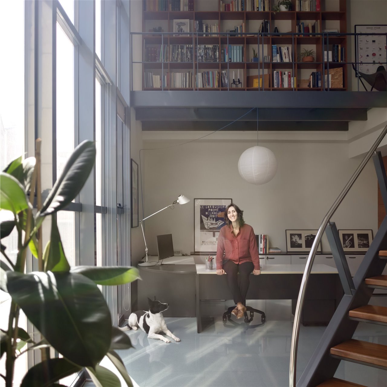 La zona de estudio es un espacio a doble altura con unos grandes ventanales al exterior.