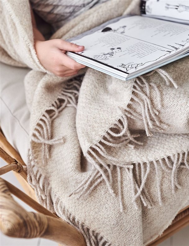 No busques más: esta es la manta perfecta para acurrucarte en el sofá