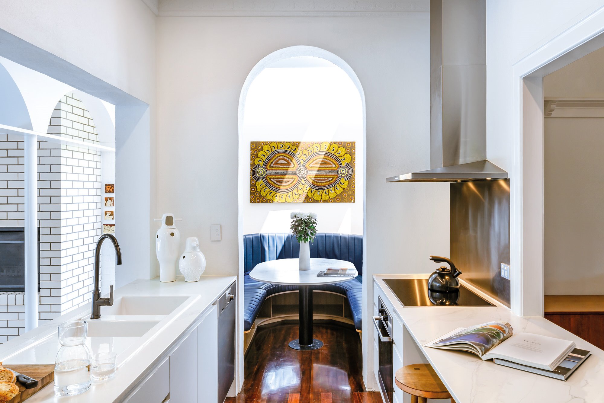 Casa de verano con piscina en Brisbane con fachada blanca cocina