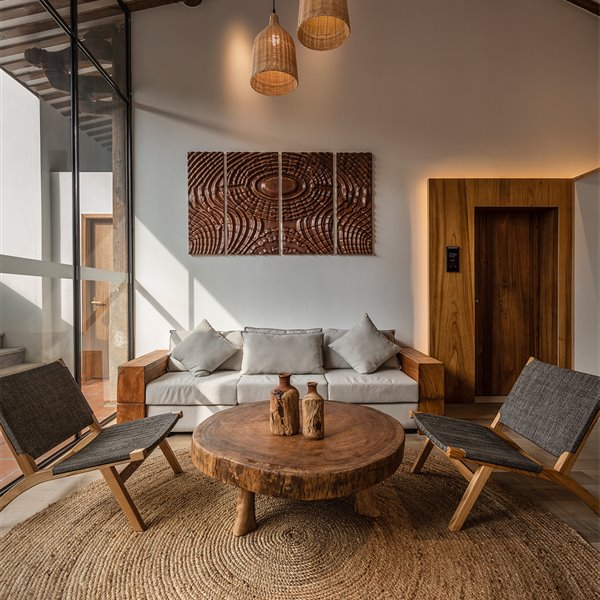 Un edificio rural centenario que revive como refugio contemporáneo para el descanso