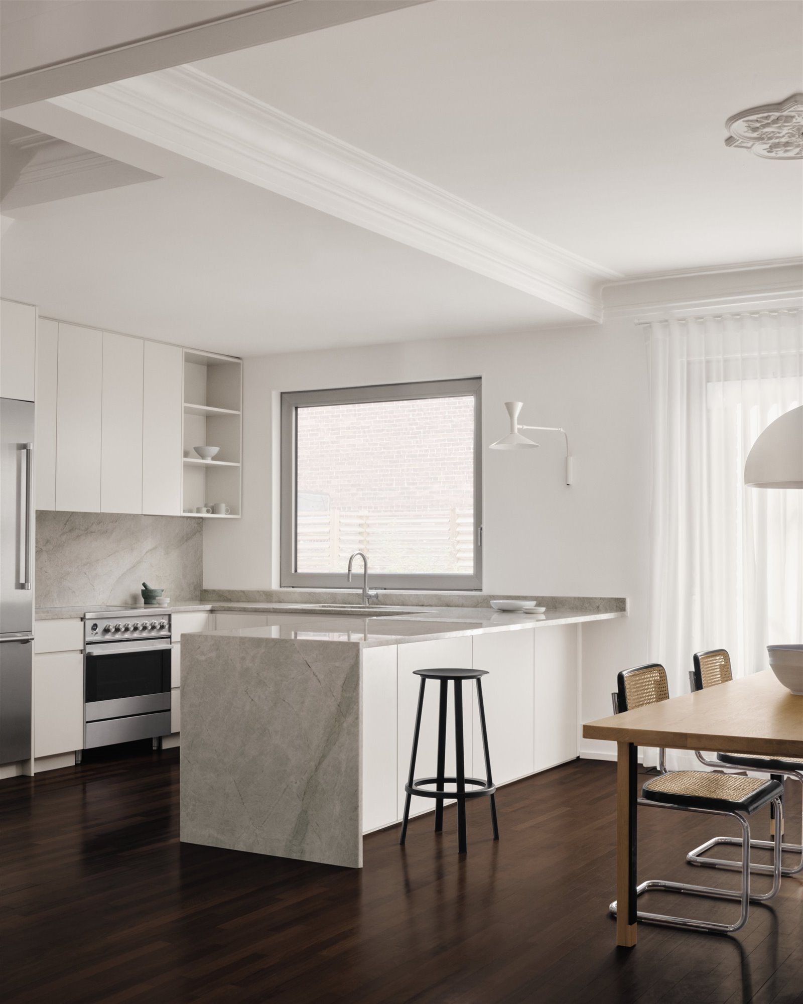 Cocina blanco y madera silla cesca minimalista