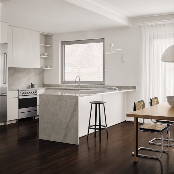 Color blanco y madera, la combinación perfecta en esta reforma minimalista