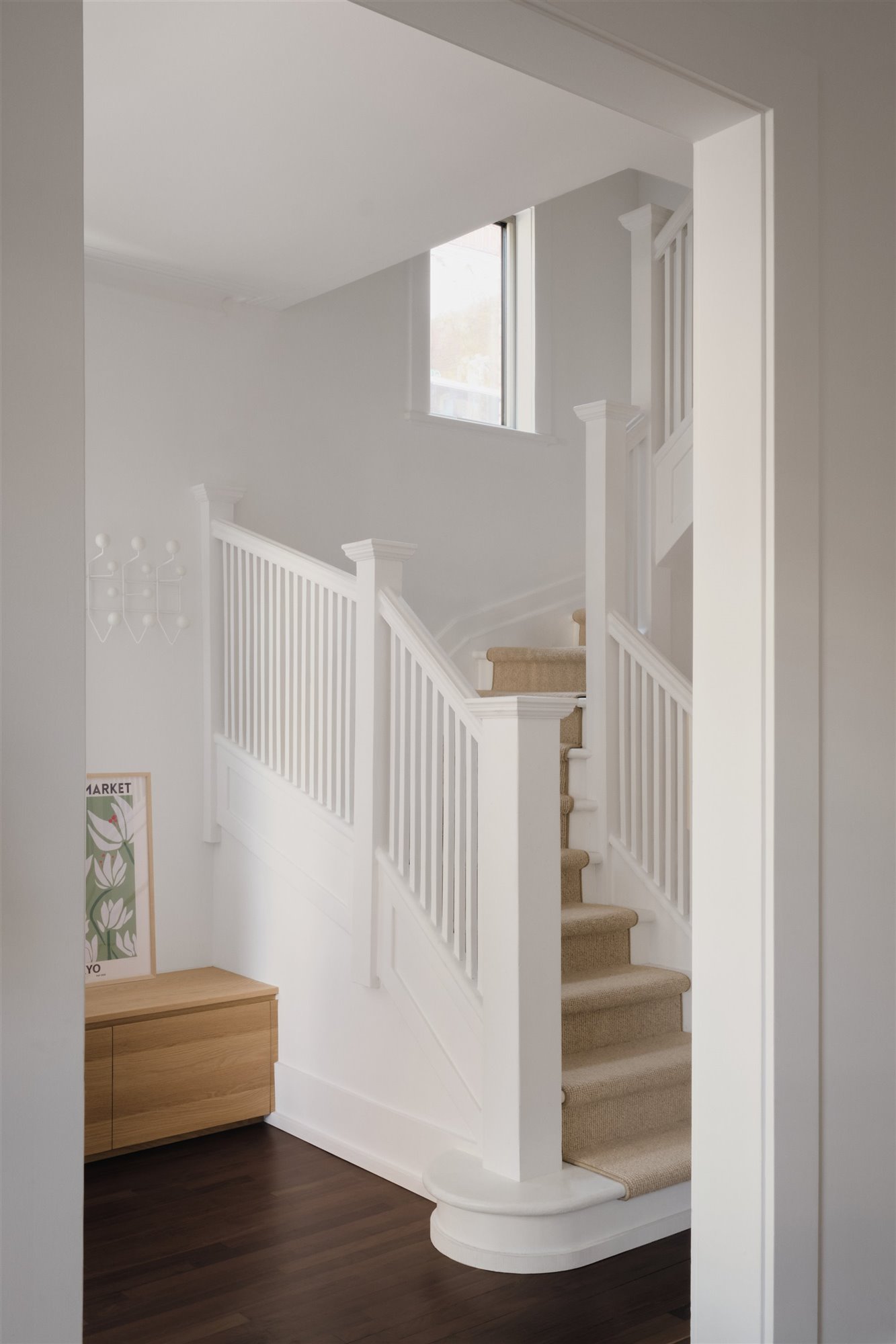 Escalera con alfombra casa minimalista