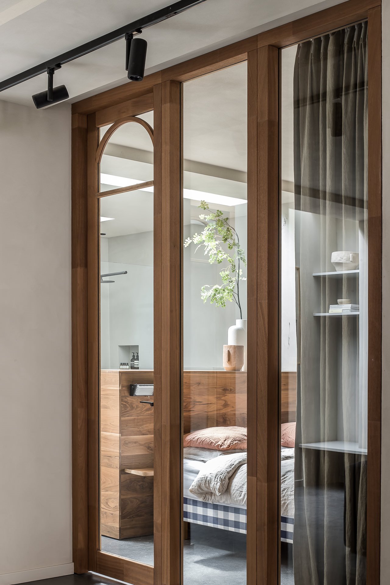 estudio de diseno Barde mas vanVoltt antiguo-garage-reformado-en-un-piso-moderno-en-amsterdam-dormitorio 7675237f 1280x1920