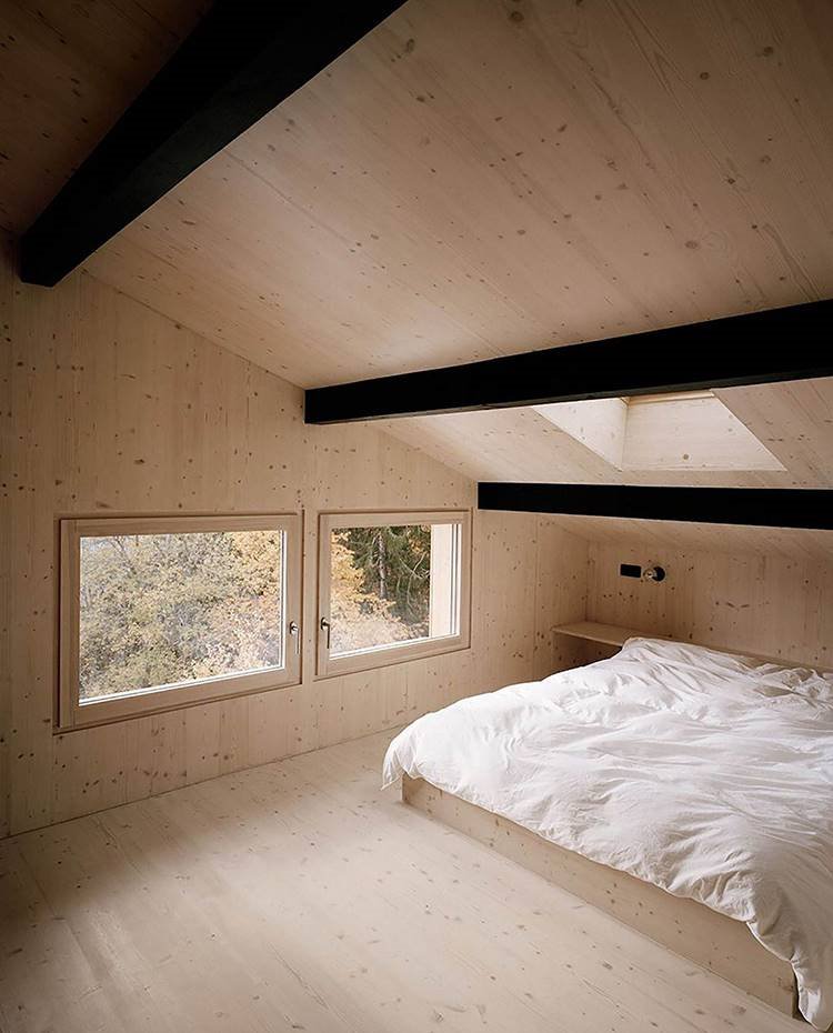 Joachim Fritschy dormitorio-con-techo-al-agua-vigas-negras-ventanas-y-tragaluces-todo-revestido-de-madera c0543156 750x930