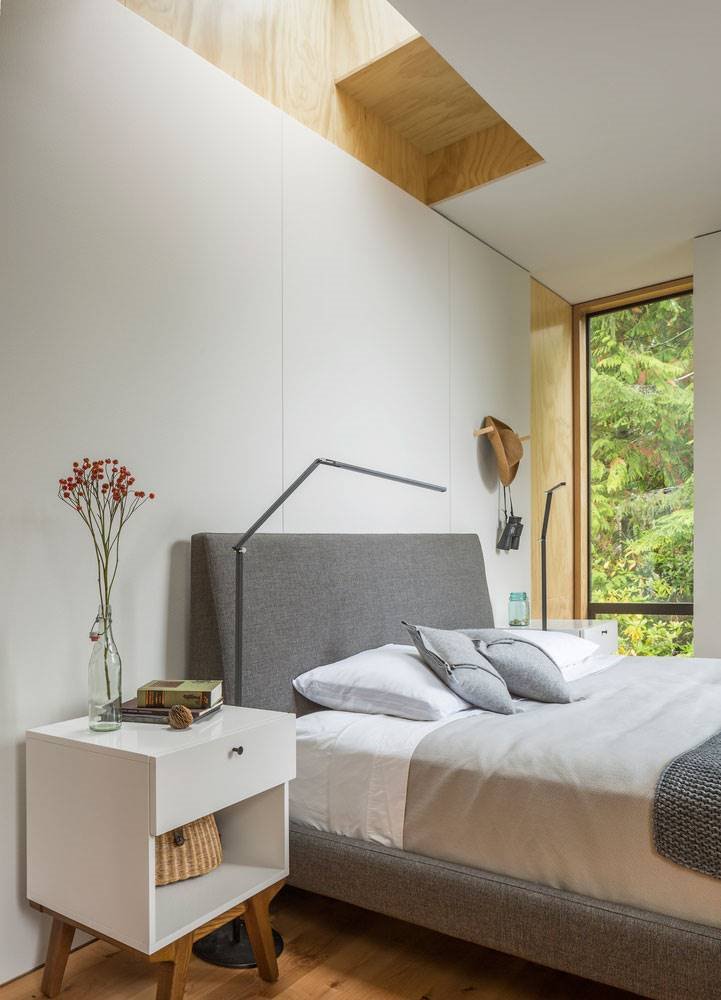 little-house-por-mw-works b64eaf3b 721x1000 Los tragaluces se tallan en el techo de esta casa de mwworks 