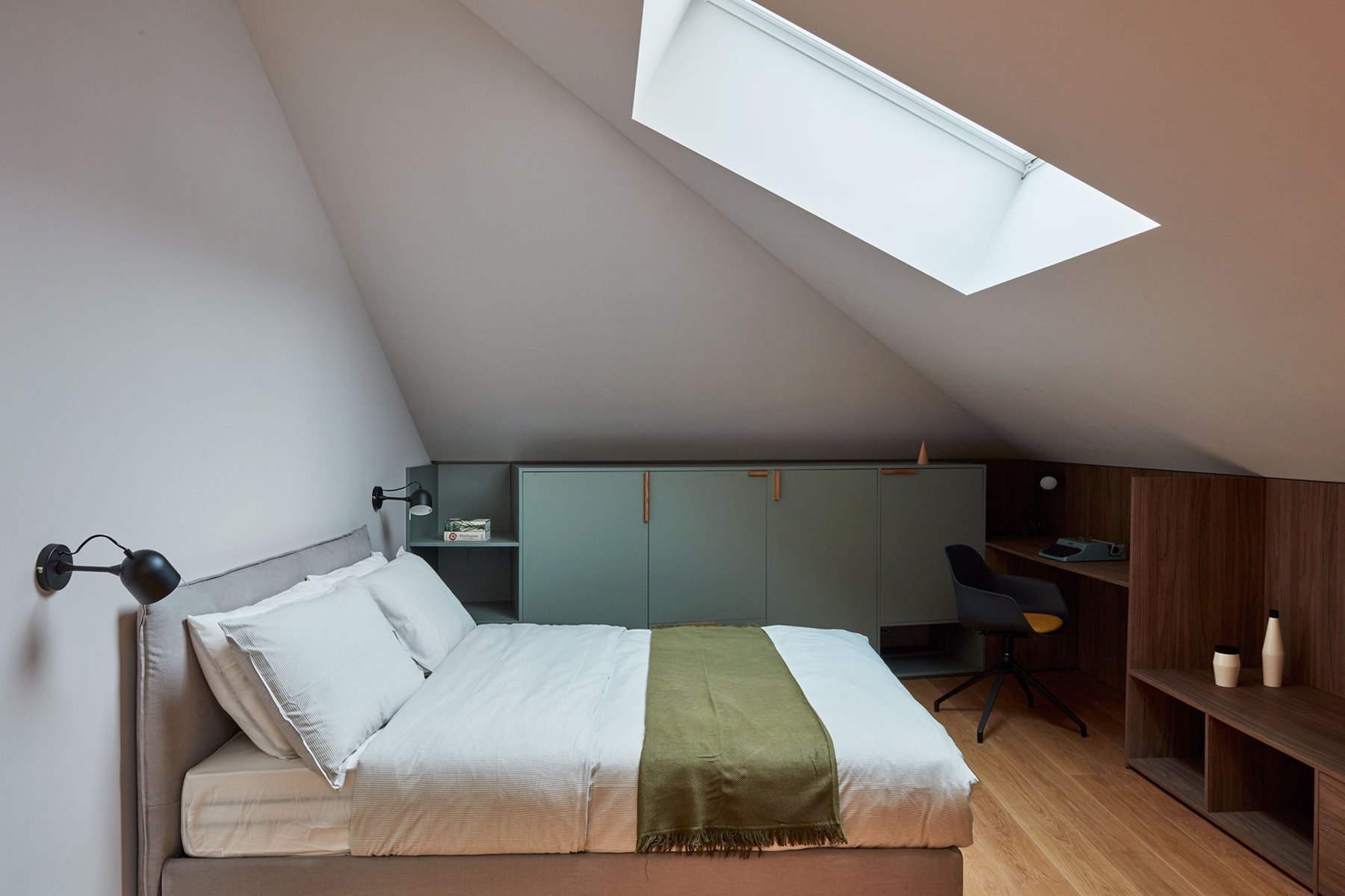 Milan piso-con-decoracion-moderna-en-italia-buhardilla-con-dormitorio d384c6e0 1800x1200