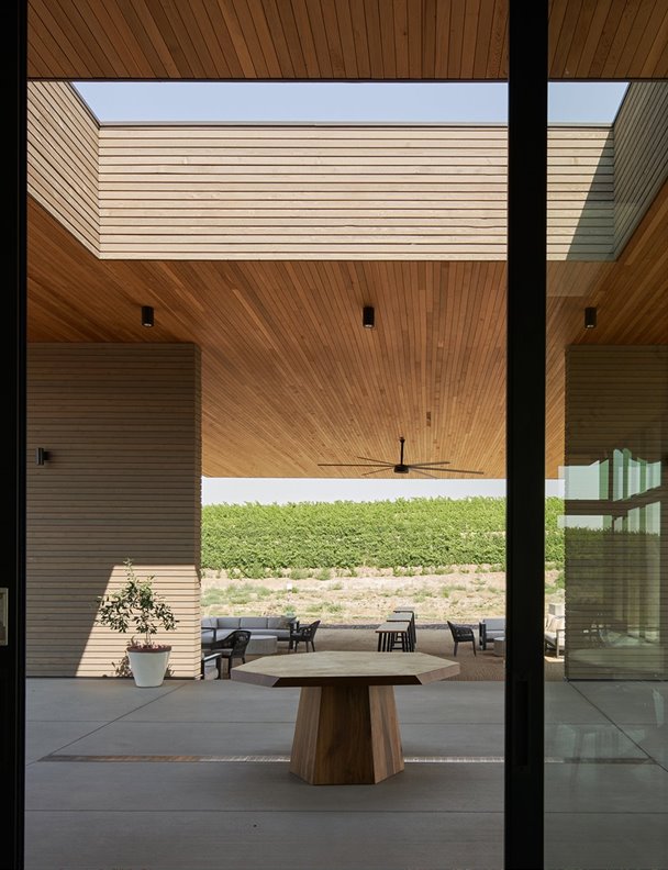 Acero y cristal se combinan en esta moderna bodega en Estados Unidos