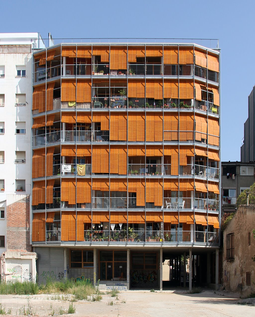 Fachada sur de Laborda-Cooperative Housing, de Lacol, con 28 viviendas y que integra varios espacios comunitarios. 