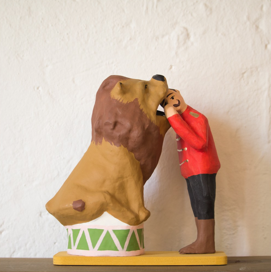 Figura de 25 cm realizada artesanalmente en cartón piedra en un taller tradicional.