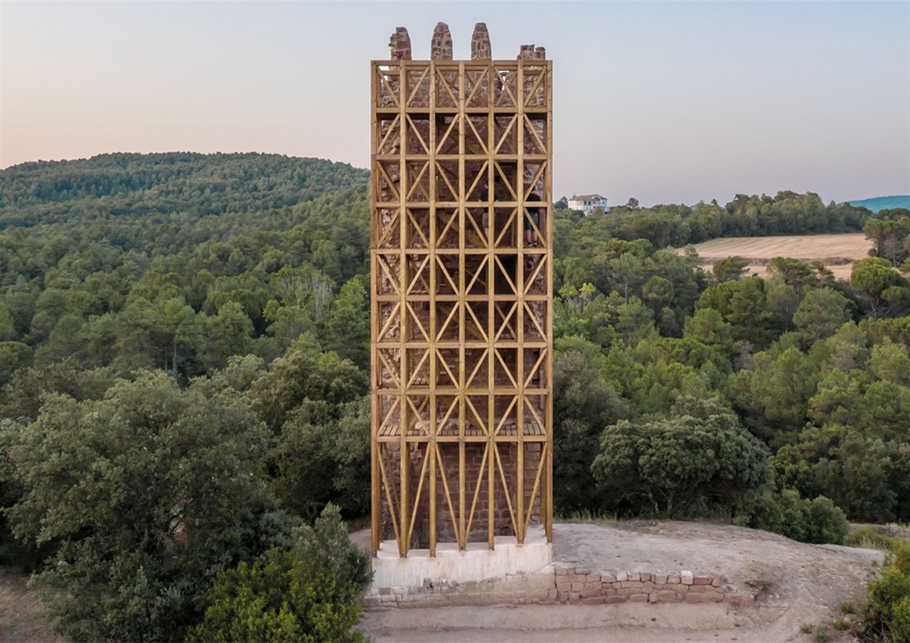 Torre de defensa del siglo XIII que firma Carles Enrich Studio en Puig-Reig (Barcelona). 