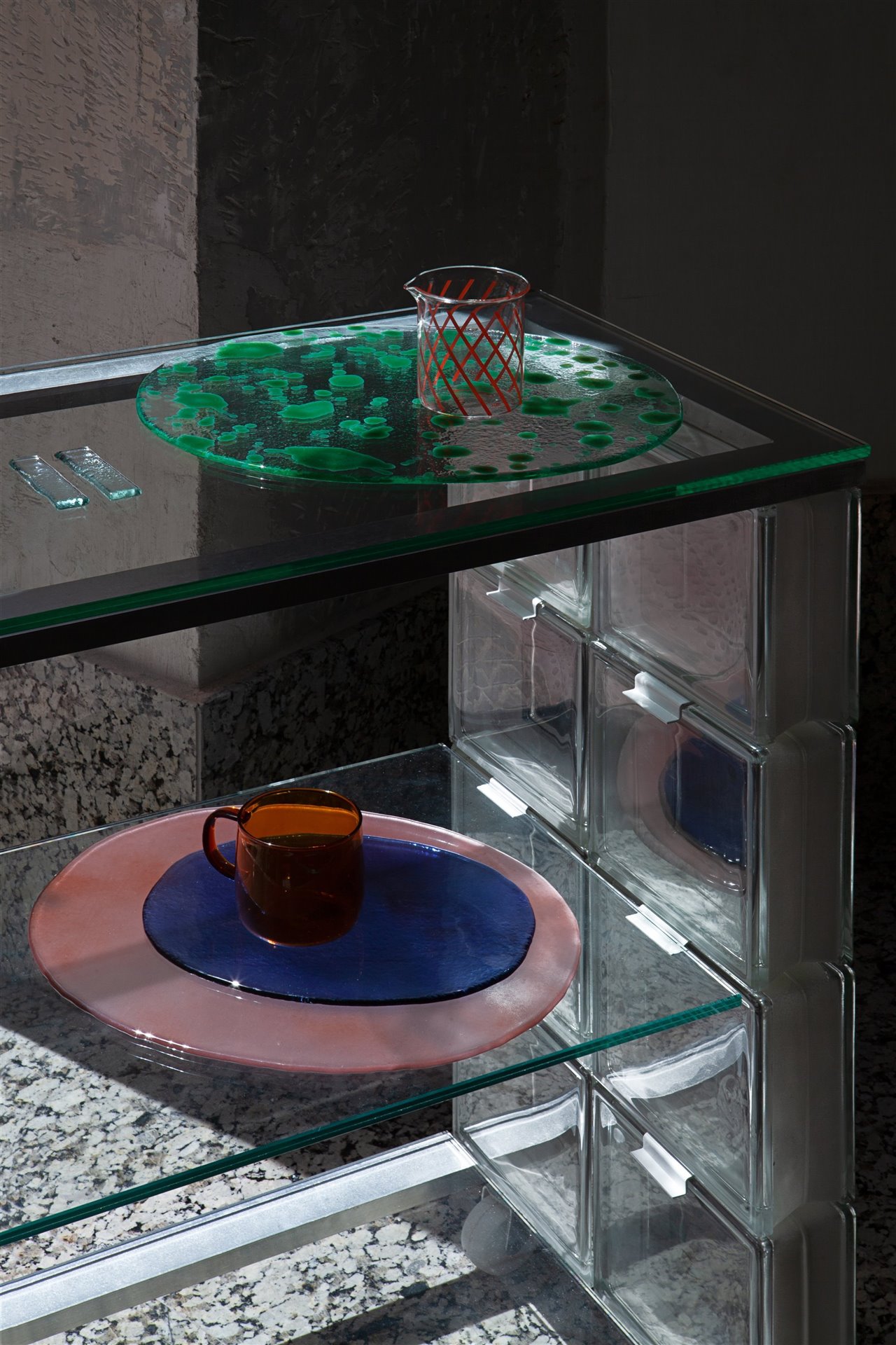 En su colaboración con HECHO, desde su taller en Mallorca Mirenchu crea un nuevo concepto de bandeja realizado mediante el vidrio flotado a las que se han inyectado notas de color.